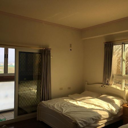 Manor Apartment Хули Екстериор снимка
