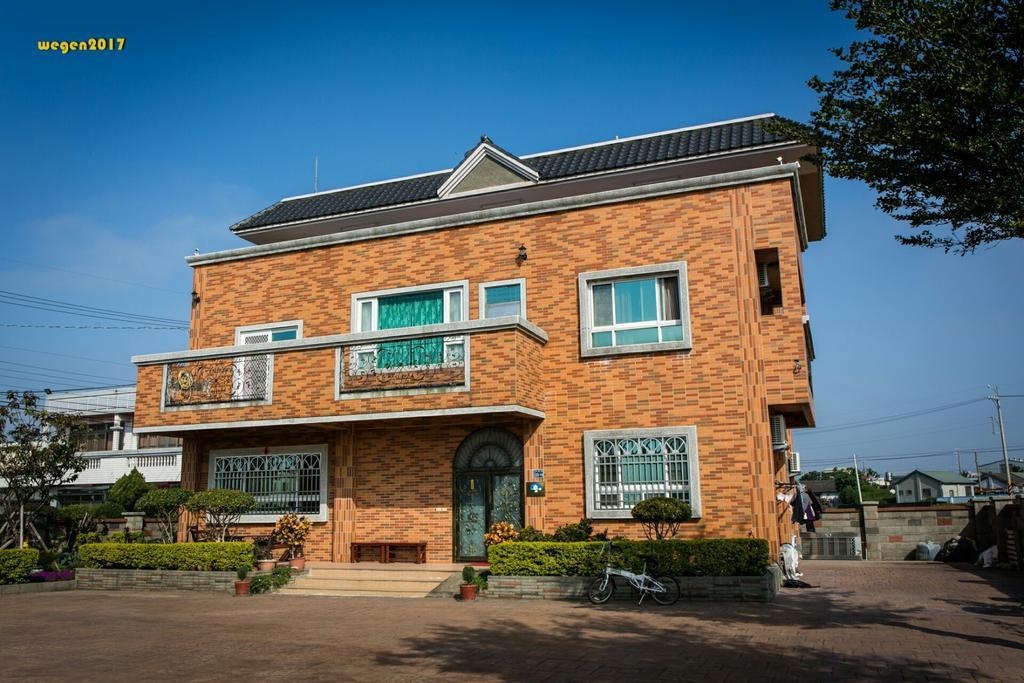 Manor Apartment Хули Екстериор снимка