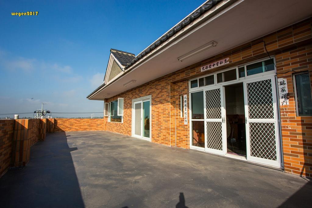 Manor Apartment Хули Екстериор снимка