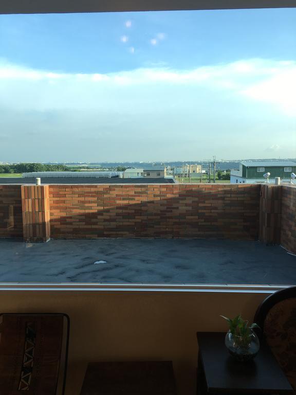 Manor Apartment Хули Екстериор снимка
