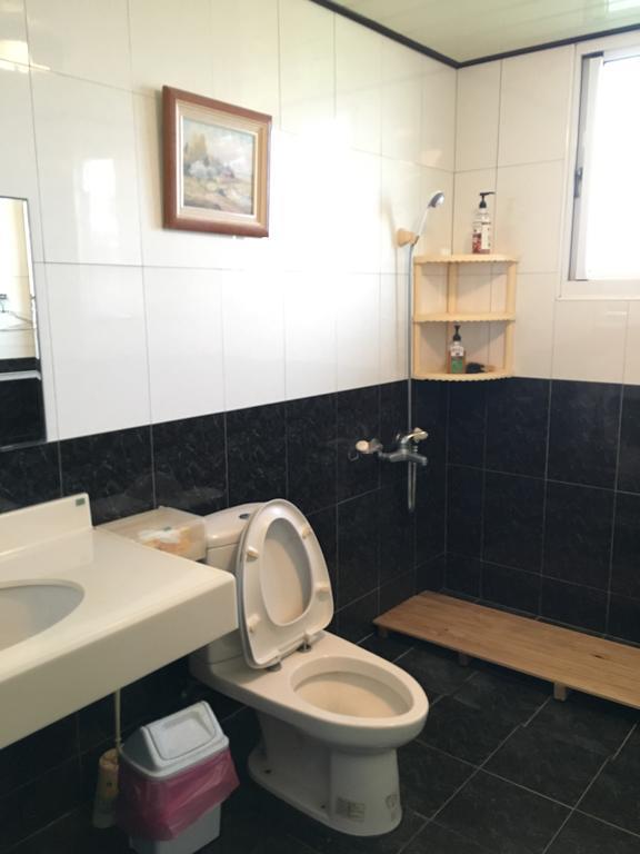 Manor Apartment Хули Екстериор снимка
