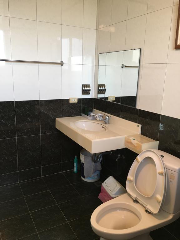 Manor Apartment Хули Екстериор снимка