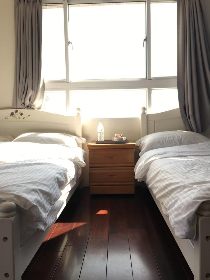 Manor Apartment Хули Екстериор снимка